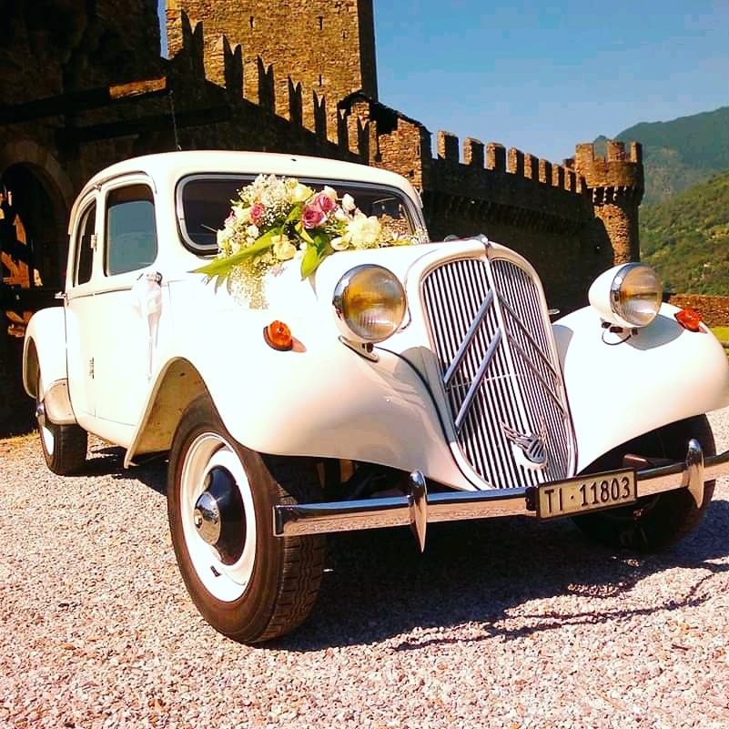 La vettura decorata a fiori davanti a Castelgrande, Bellinzona