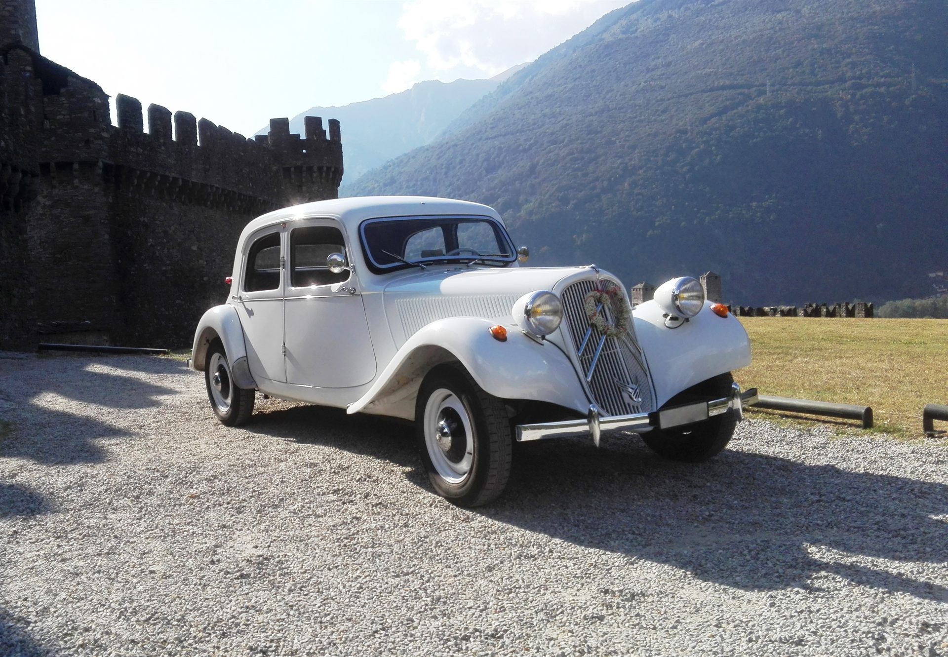 La Traction Avant davanti alle mura merlate di Castelgrande a Bellinzona
