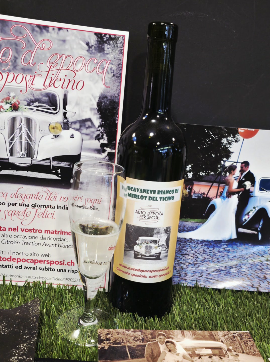 La bottiglia di Merlot del Ticino con l'etichetta Auto d'Epoca per Sposi
