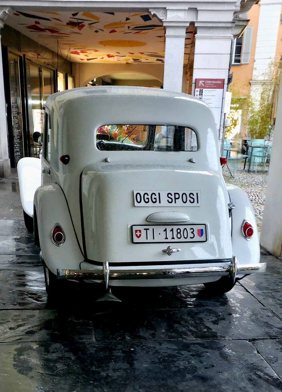 «Oggi sposi» sul retro della vettura, sotto i portici dopo la pioggia