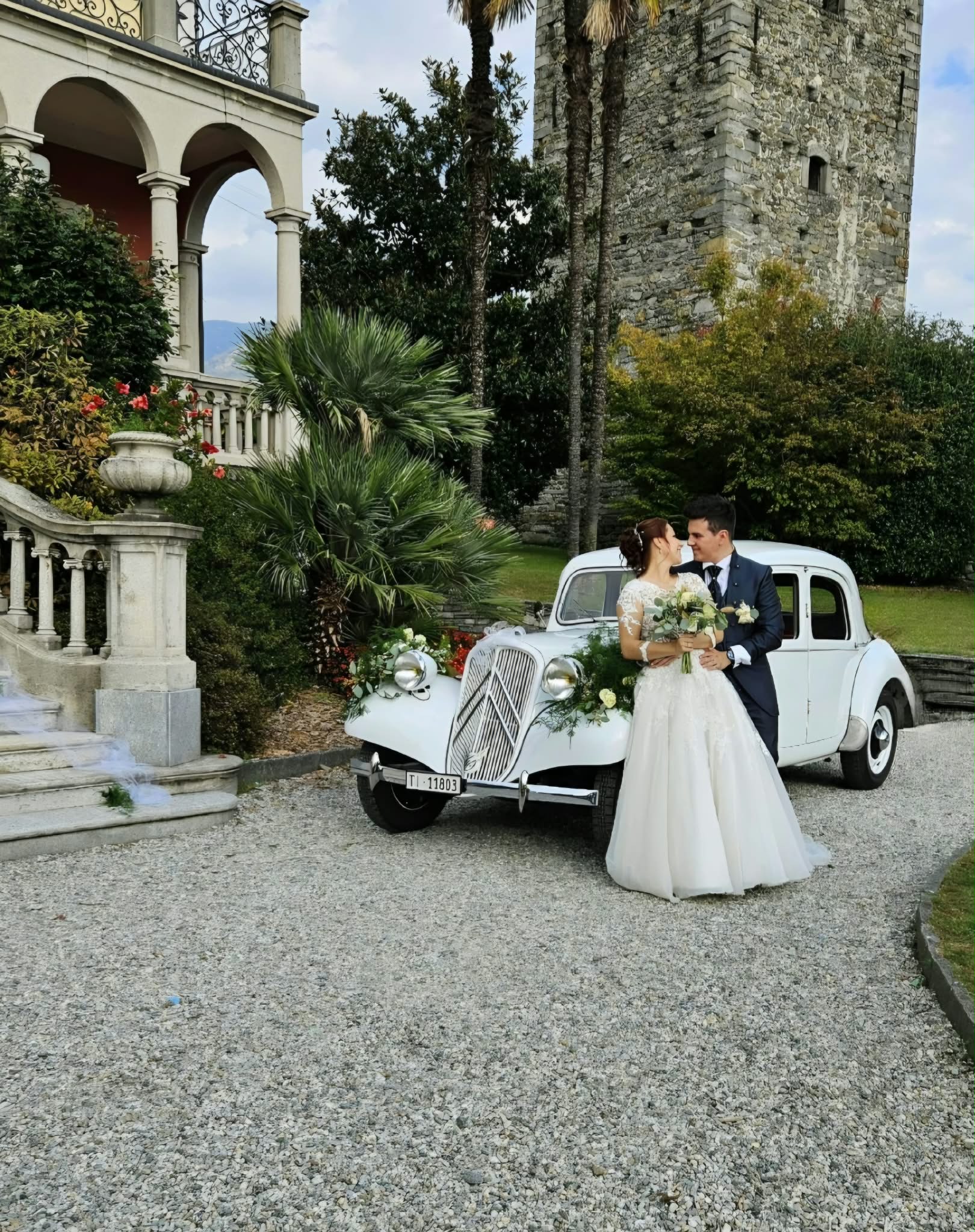 Gli sposi davanti alla vettura, tra la villa e la torre medievale