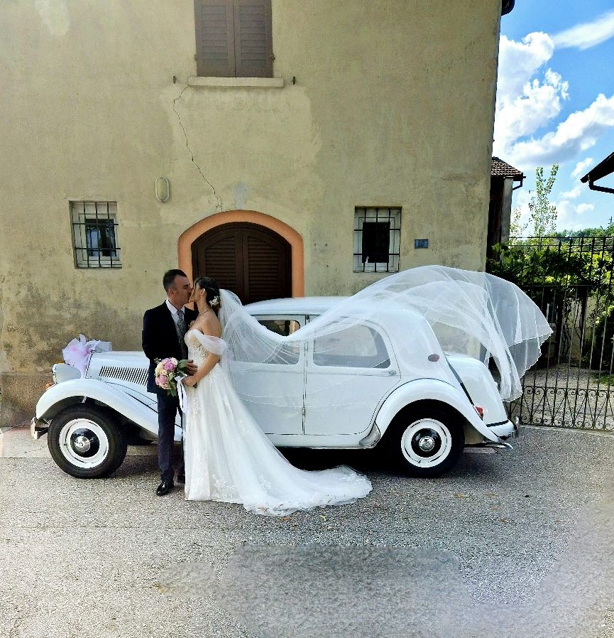 Il velo della sposa avvolge la carrozzeria