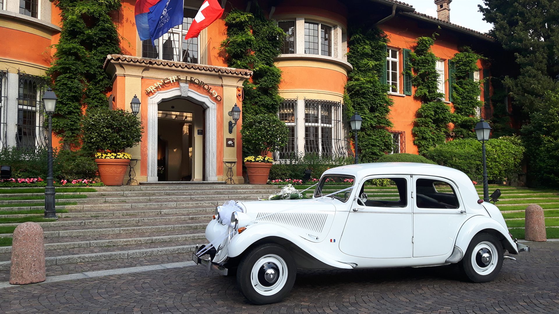 Davanti all'ingresso di una villa storica